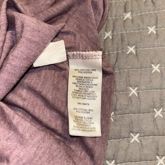 (Bundle 2 for $20) Vineyard Vines Men’s Mauve Fish Graphic Tee Sz XS - Picture 4 of 4